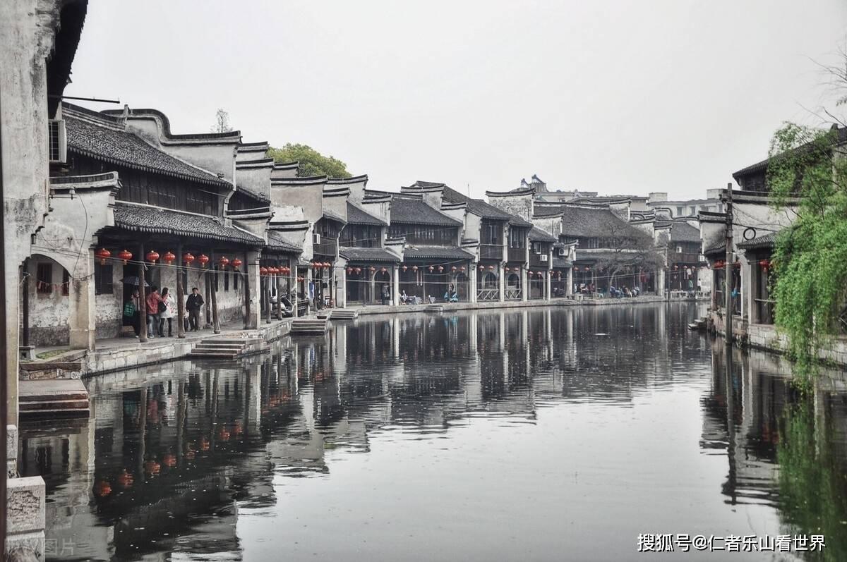 女生在朋友圈发了一条文案“等风来不如追风去,仰望光不如成为光”男生评论“你就是光”是什么意思?-全球最火爆的问答网站